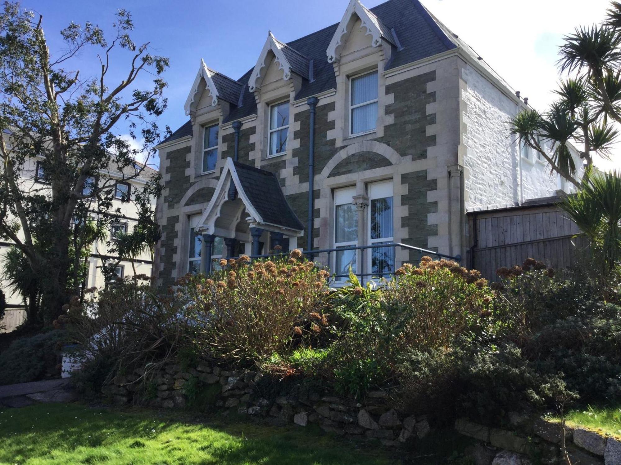 Armyn House Apartments, Your Coastal Escape In Фалмът Екстериор снимка