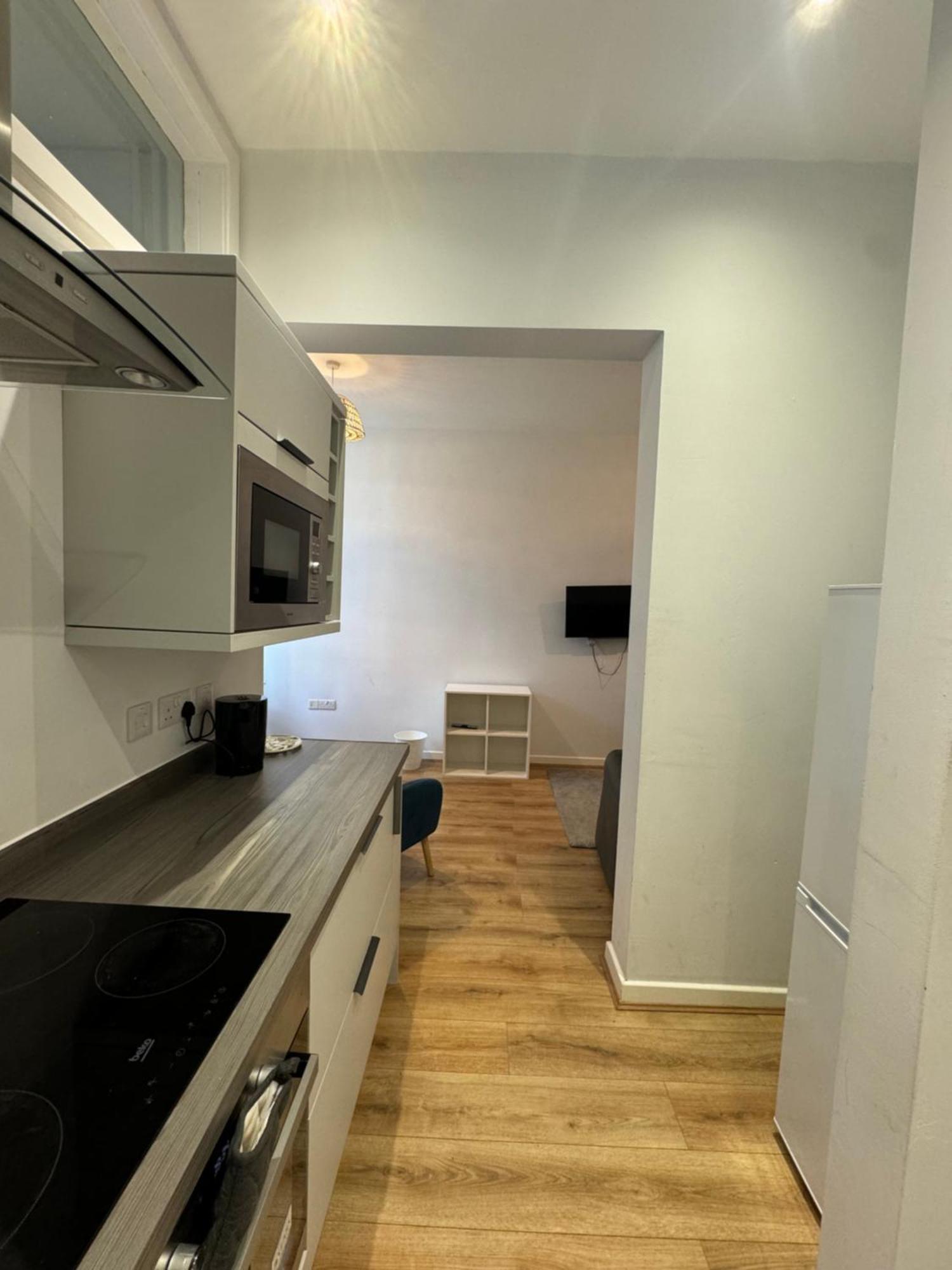 Armyn House Apartments, Your Coastal Escape In Фалмът Екстериор снимка